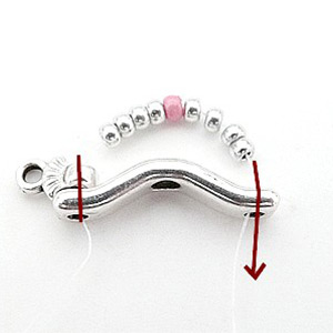 Collar «Lucie» con entrepieza «Bowtrio» y cuentas de cristal «Amos» de Puca : Paso 1 Collar «Lucie» con entrepieza «Bowtrio» y cuentas de cristal «Amos» de Puca : Paso 1