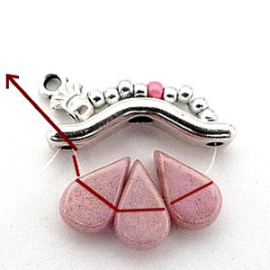 Collar «Lucie» con entrepieza «Bowtrio» y cuentas de cristal «Amos» de Puca : Paso 2 Collar «Lucie» con entrepieza «Bowtrio» y cuentas de cristal «Amos» de Puca : Paso 2