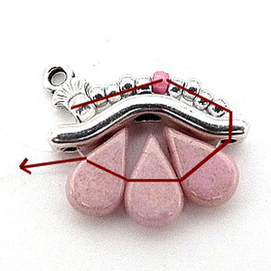 Collar «Lucie» con entrepieza «Bowtrio» y cuentas de cristal «Amos» de Puca : Paso 3 Collar «Lucie» con entrepieza «Bowtrio» y cuentas de cristal «Amos» de Puca : Paso 3