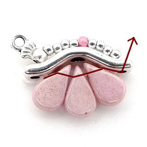 Collar «Lucie» con entrepieza «Bowtrio» y cuentas de cristal «Amos» de Puca : Paso 4 Collar «Lucie» con entrepieza «Bowtrio» y cuentas de cristal «Amos» de Puca : Paso 4