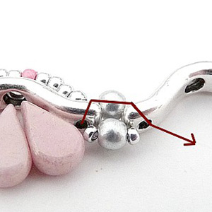 Collar «Lucie» con entrepieza «Bowtrio» y cuentas de cristal «Amos» de Puca : Paso 6 Collar «Lucie» con entrepieza «Bowtrio» y cuentas de cristal «Amos» de Puca : Paso 6