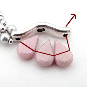 Collar «Lucie» con entrepieza «Bowtrio» y cuentas de cristal «Amos» de Puca : Paso 7 Collar «Lucie» con entrepieza «Bowtrio» y cuentas de cristal «Amos» de Puca : Paso 7