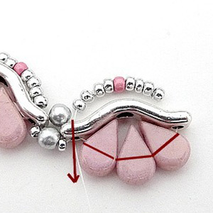 Collar «Lucie» con entrepieza «Bowtrio» y cuentas de cristal «Amos» de Puca : Paso 8 Collar «Lucie» con entrepieza «Bowtrio» y cuentas de cristal «Amos» de Puca : Paso 8