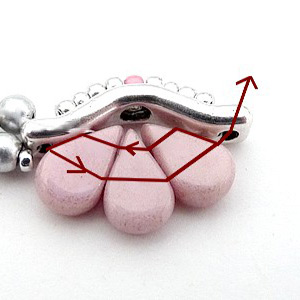 Collar «Lucie» con entrepieza «Bowtrio» y cuentas de cristal «Amos» de Puca : Paso 9 Collar «Lucie» con entrepieza «Bowtrio» y cuentas de cristal «Amos» de Puca : Paso 9