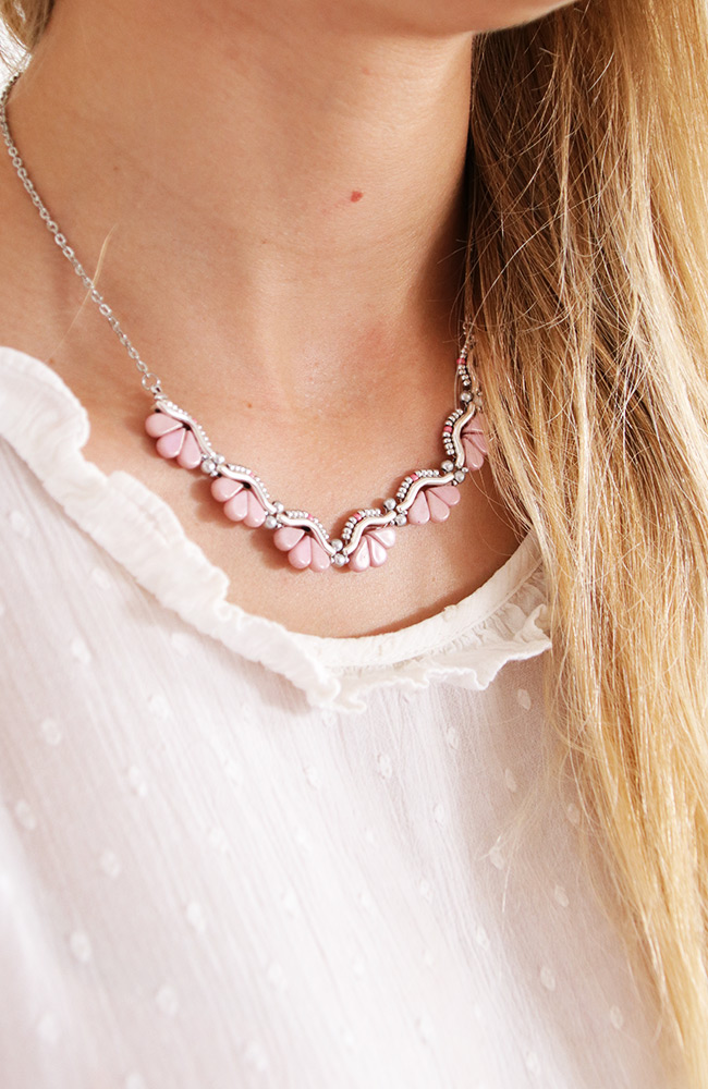 Esquema Collar «Lucie» con entrepieza «Bowtrio» y cuentas de cristal «Amos» de Puca Esquema Collar «Lucie» con entrepieza «Bowtrio» y cuentas de cristal «Amos» de Puca