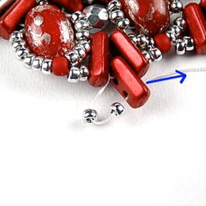 paso 28 - collar de perlas de vidrio Pacome Piros Puca