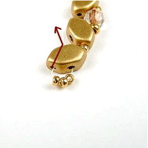 Paso 3 - Patty collar de perlas de vidrio Piros Puca