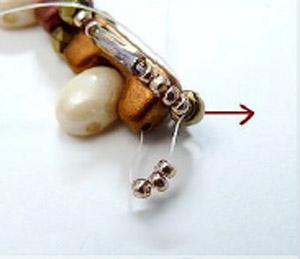 Paso 15 - Cuentas de vidrio Puca con collar Tinaya DIY