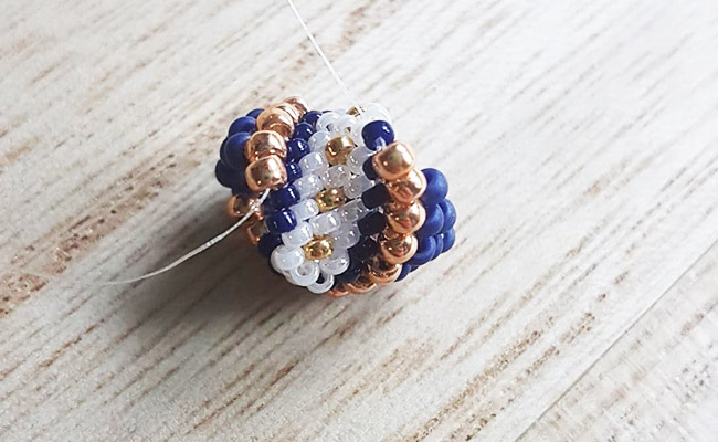 DIY Miyuki azul noche y dorado Cuentas collar espiral tecnica Cellini : Paso 5