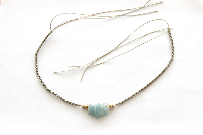 Collar fino de aguamarina y macramé : Paso 6