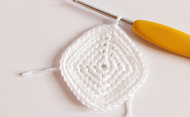 paso 2- cartón de leche y galletas de crochet