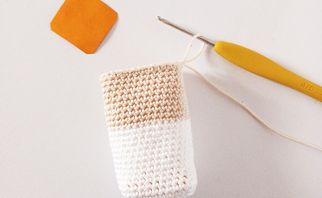 paso 3- cartón de leche y galletas de crochet