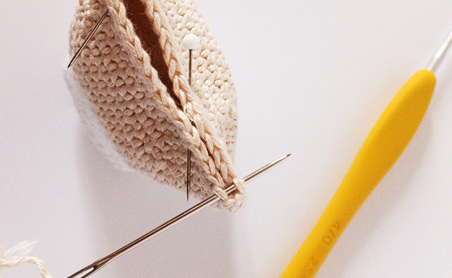 paso 4- cartón de leche y galletas de crochet