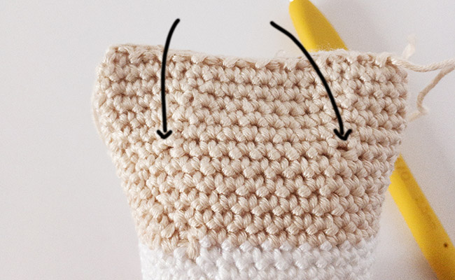 paso 5- cartón de leche y galletas de crochet