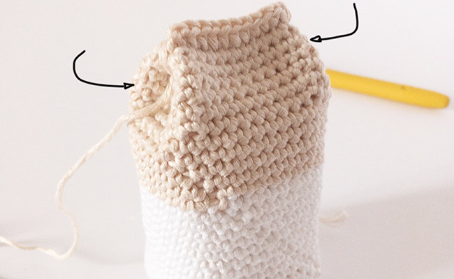 paso 6- cartón de leche y galletas de crochet