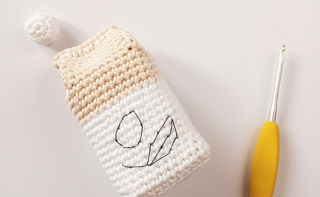 paso 7- cartón de leche y galletas de crochet