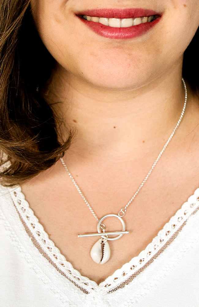 Esquema Collar cowrie y broche en plata 925. Esquema Collar cowrie y broche en plata 925.