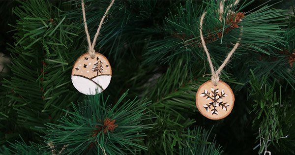 Suspensión de discos de madera grabados al fuego