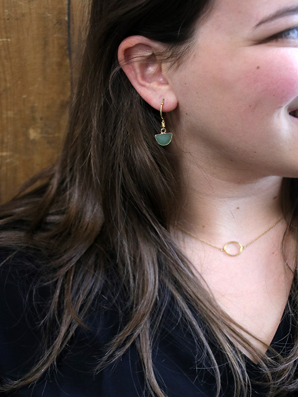 traje de fiesta pendientes verde y oro