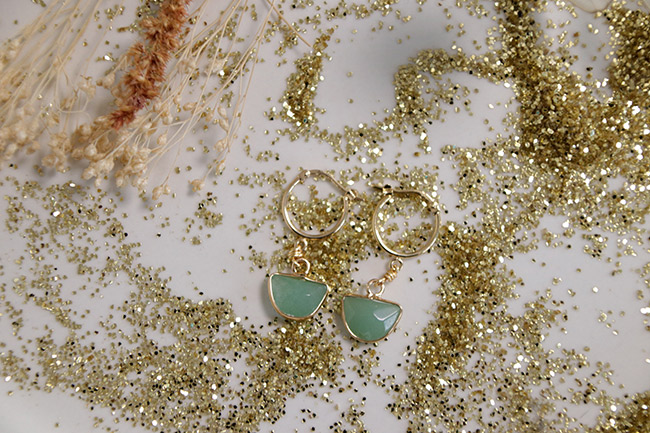 traje de fiesta pendientes verde y oro