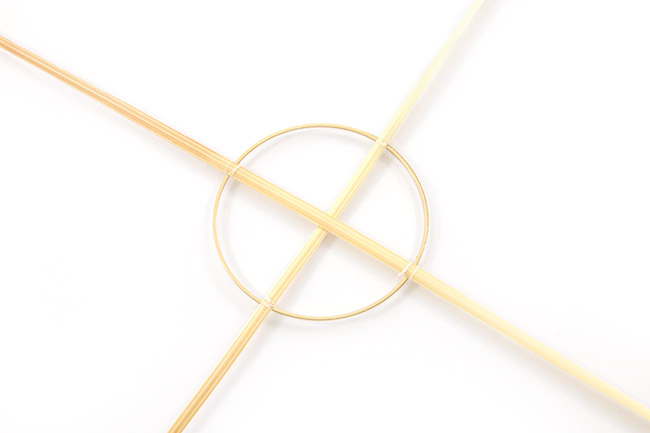 estrella de paja coloca las pajitas en la base