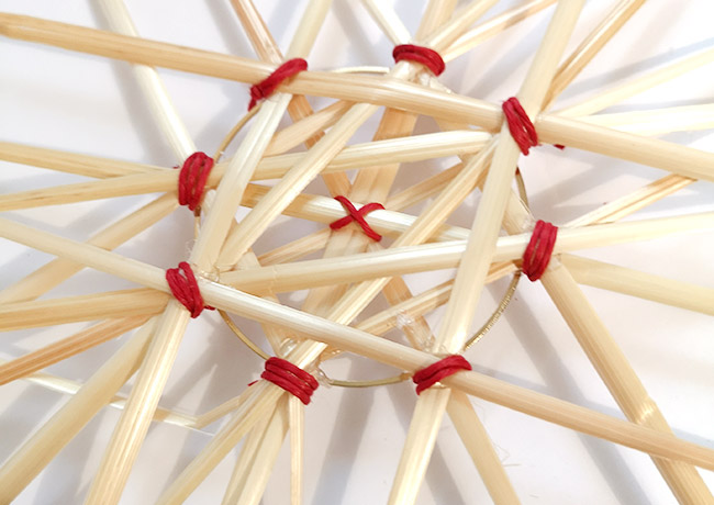 estrella de paja sujeta las pajitas con hilos