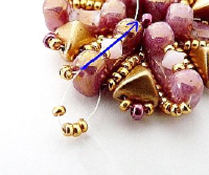 Paso 12 Dije colgante tailandés en cuentas de vidrio de Puca