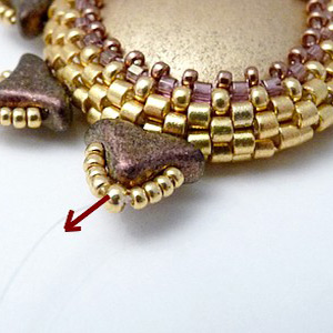 paso 11 - Colgante cabujón Gaia, cuentas de vidrio Piros y Helios de Puca