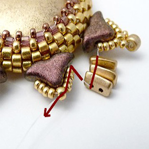 paso 13 - colgante de cabujón Gaia, cuentas de vidrio Piros y Helios de Puca