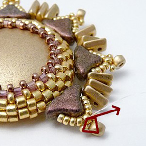 paso 15 - colgante de cabujón Gaia, cuentas de vidrio Piros y Helios de Puca