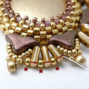 paso 17 - Colgante cabujón Gaia, cuentas de vidrio Piros y Helios de Puca