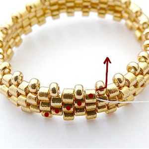 paso 2 - Colgante cabujón Gaia, cuentas de vidrio Piros y Helios de Puca