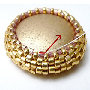 paso 6 - Colgante cabujón Gaia, cuentas de vidrio Piros y Helios de Puca