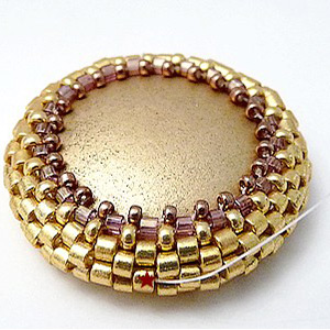 paso 7 - Colgante cabujón Gaia, cuentas de vidrio Piros y Helios de Puca