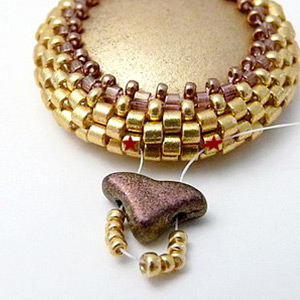 paso 8 - Colgante cabujón Gaia, cuentas de vidrio Piros y Helios de Puca