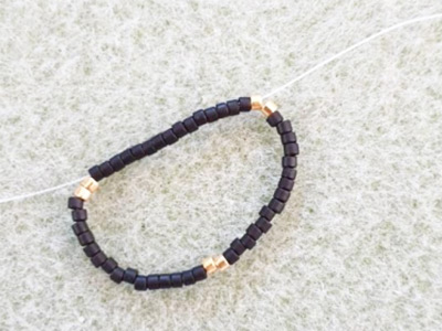 Colgante de triángulo tridimensional brillante con cuentas Miyuki 11/0 y bicones de PureCrystal : Paso 1 Colgante de triángulo tridimensional brillante con cuentas Miyuki 11/0 y bicones de PureCrystal : Paso 1