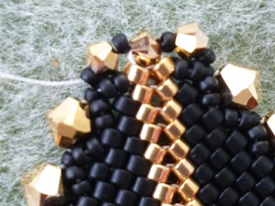 Colgante de triángulo tridimensional brillante con cuentas Miyuki 11/0 y bicones de PureCrystal : Paso 10 Colgante de triángulo tridimensional brillante con cuentas Miyuki 11/0 y bicones de PureCrystal : Paso 10