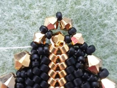 Colgante de triángulo tridimensional brillante con cuentas Miyuki 11/0 y bicones de PureCrystal : Paso 11 Colgante de triángulo tridimensional brillante con cuentas Miyuki 11/0 y bicones de PureCrystal : Paso 11