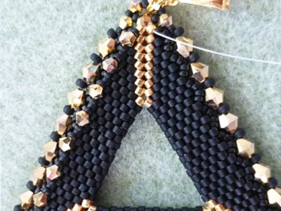 Colgante de triángulo tridimensional brillante con cuentas Miyuki 11/0 y bicones de PureCrystal : Paso 12 Colgante de triángulo tridimensional brillante con cuentas Miyuki 11/0 y bicones de PureCrystal : Paso 12