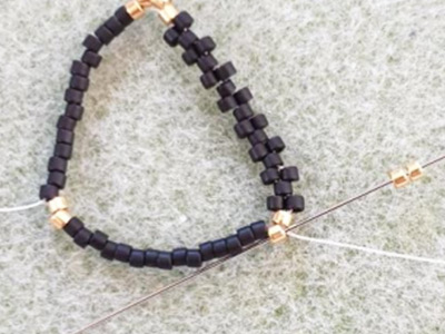 Colgante de triángulo tridimensional brillante con cuentas Miyuki 11/0 y bicones de PureCrystal : Paso 2 Colgante de triángulo tridimensional brillante con cuentas Miyuki 11/0 y bicones de PureCrystal : Paso 2