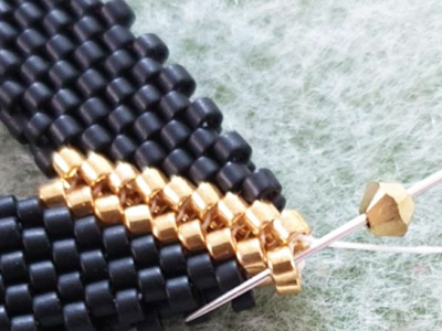 Colgante de triángulo tridimensional brillante con cuentas Miyuki 11/0 y bicones de PureCrystal : Paso 5 Colgante de triángulo tridimensional brillante con cuentas Miyuki 11/0 y bicones de PureCrystal : Paso 5