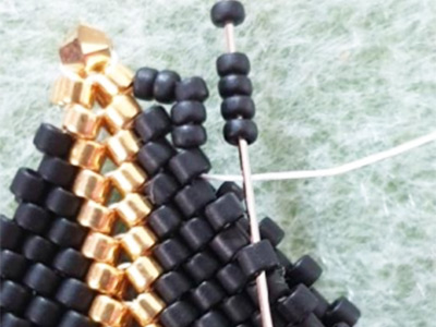 Colgante de triángulo tridimensional brillante con cuentas Miyuki 11/0 y bicones de PureCrystal : Paso 6 Colgante de triángulo tridimensional brillante con cuentas Miyuki 11/0 y bicones de PureCrystal : Paso 6