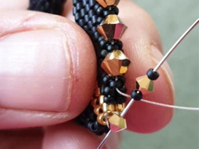 Colgante de triángulo tridimensional brillante con cuentas Miyuki 11/0 y bicones de PureCrystal : Paso 9 Colgante de triángulo tridimensional brillante con cuentas Miyuki 11/0 y bicones de PureCrystal : Paso 9