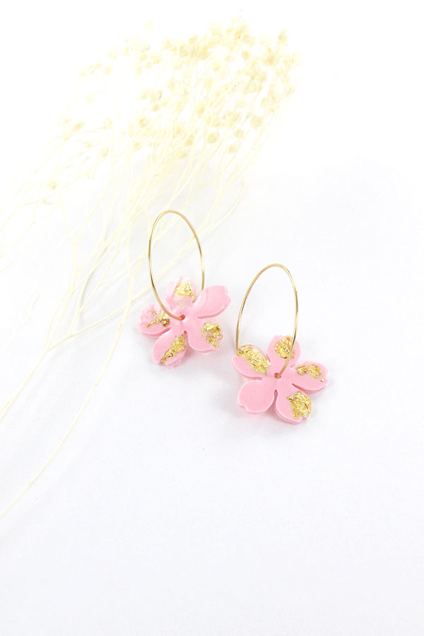 Esquema Coloridas flores de resina uv montadas en aros Esquema Coloridas flores de resina uv montadas en aros