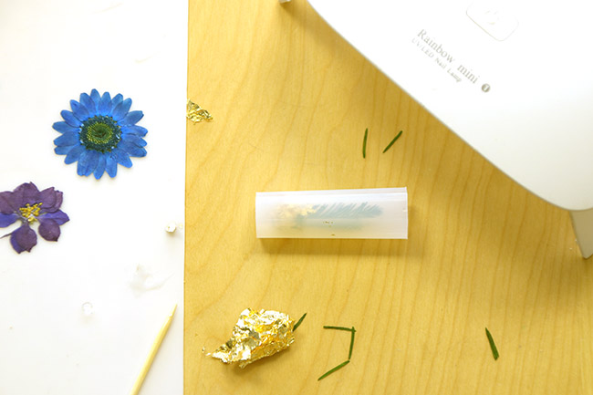 Colgante con inclusión de pan de oro y pan de vegetales.