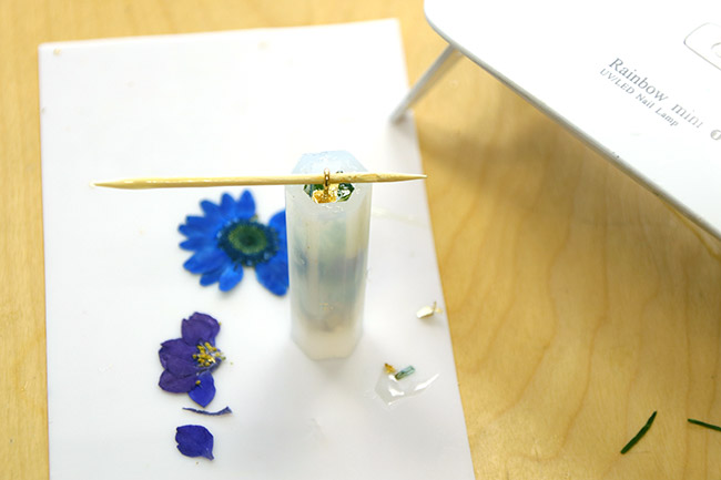 Cómo colgar la forma de la punta de resina