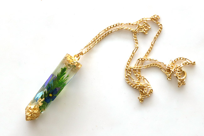 Desmontaje y montaje del colgante con punta de resina.