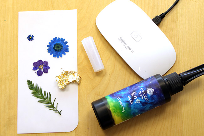 El material requerido para el colgante con punta de resina