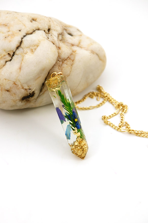 Esquema Colgante de resina con pan de oro y plantas. Esquema Colgante de resina con pan de oro y plantas.