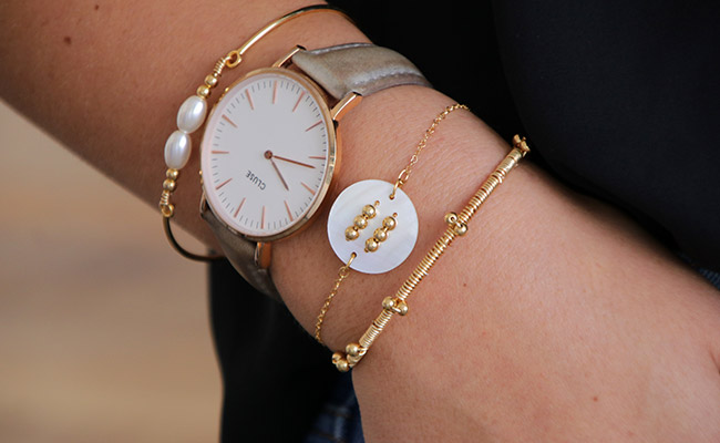 Trío de pulseras de bricolaje en acumulación dorada y perlada : Paso 4